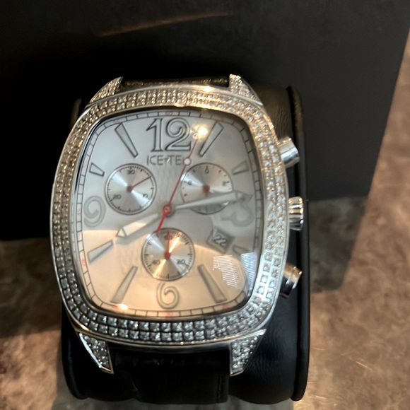 I’m selling a used ice tek watch men’s 3.48 ct weight black leather band used